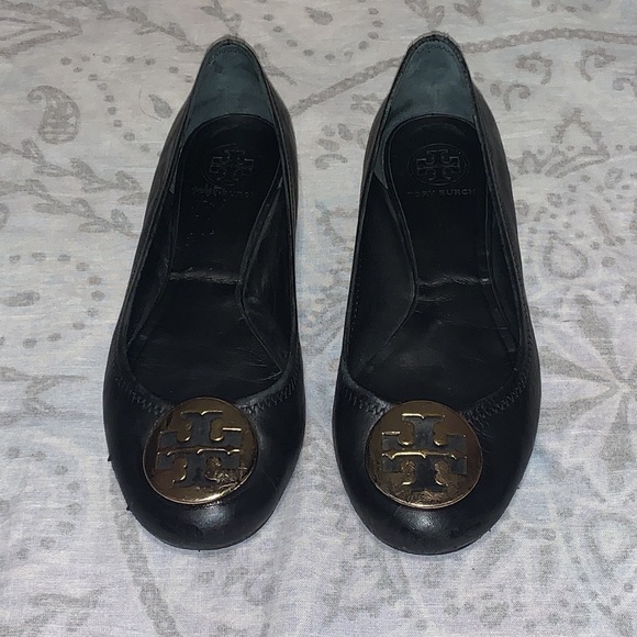 Tory Burch Black Gold Logo Leather Flats Sz 8 - Picture 2 of 9